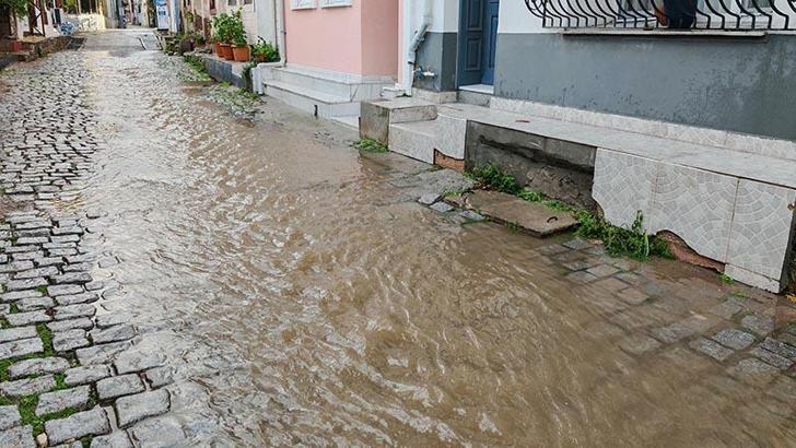 Ayvalık'ta sağanak yağmur cadde ve sokakları göle çevirdi