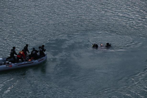 Van'da baraj gölüne yuvarlanan otomobildeki 3 kişi öldü (4)- Yeniden