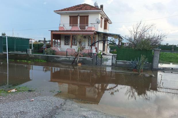 Balıkesir’de sağanak yağmur etkili oldu; yollar göle döndü, yazlıkları su bastı