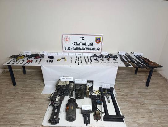 Hatay’da jandarma yüklü miktarda silah ve silah yapımında kullanılan malzeme yakaladı