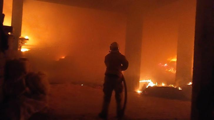 Depodaki saman balyaları tutuştu: Yangın 10 saatte kontrol altına alındı