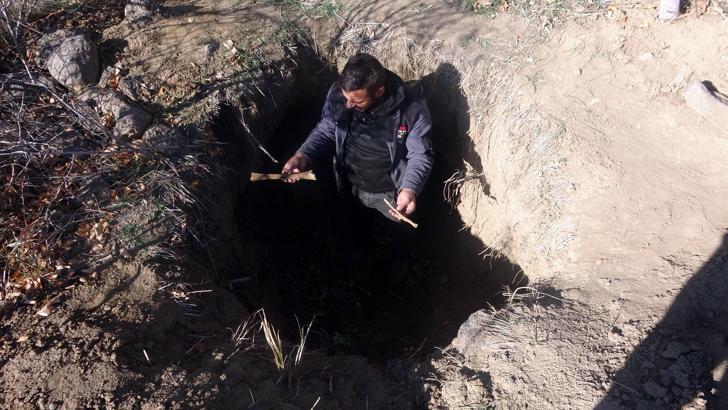 Defineciler, tarihi Haydar Baba Mezarlığı’nı talan etti