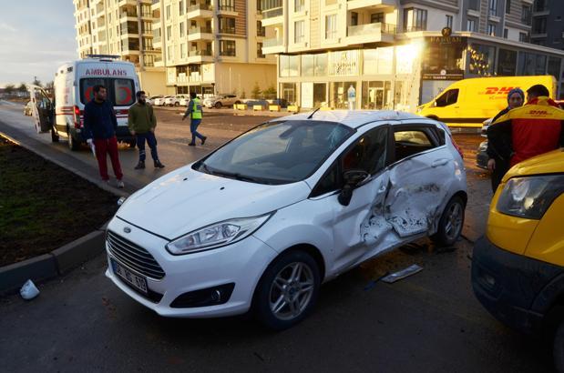 Aksaray’da minibüs ile  otomobil çarpıştı; 3 yaralı