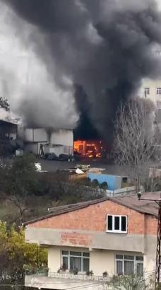 İstanbul- Arnavutköy'de TIR tamirhanesinde yangın -1