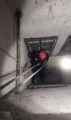 Kayseri itfaiyesi, havalandırma boşluğunda mahsur kalan kediyi kurtardı