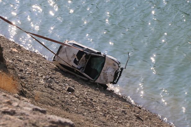 Otomobilin baraj gölüne yuvarlandığı kazada ölen Furkan toprağa verildi (2)