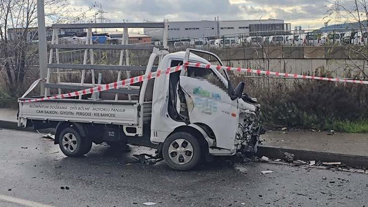 Sancaktepe’de kayganlaşan yolda kamyonet hafriyat kamyonuna çarptı: 1 ölü