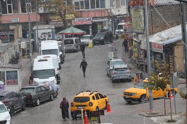 Van'da dolu yağışı etkili oldu