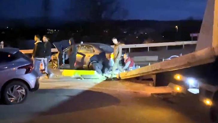 Kavşakta iki otomobil çarpıştı: 4 yaralı