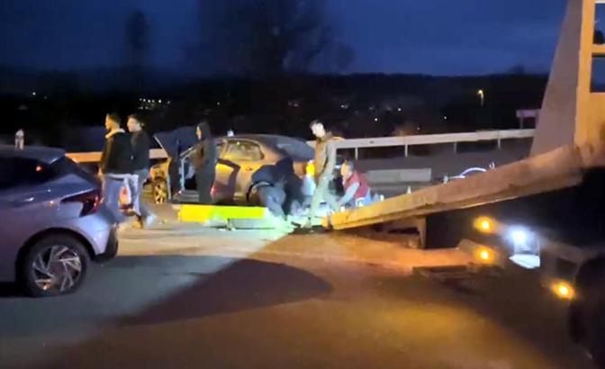 Kavşakta iki otomobil çarpıştı: 4 yaralı