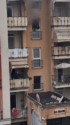 İtfaiye eri kendi hava maskesini, yangında mahsur kalan kişiye vererek kurtardı