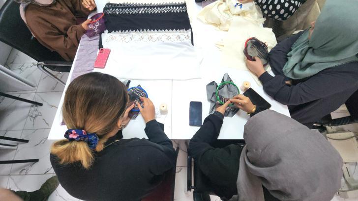 Uzak Şehir’de, Hanımağa 'Sadakat Albora'nın taktığı tel kırma şala yoğun ilgi / Ek fotoğraflar