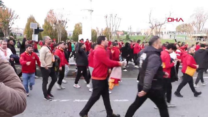 Galatasaraylı taraftarlar derbi için Kadıköy’de