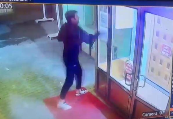 Cami girişindeki kapının camlarını yumruklayan şüpheli tutuklandı