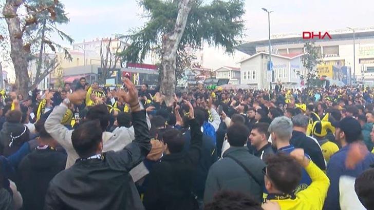 Fenerbahçeli taraftarlar, coşkuyla derbiyi bekliyor