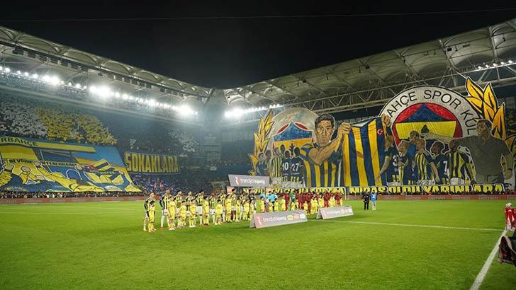 Fenerbahçe tribünlerinden derbide koreografili şölen