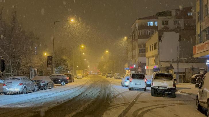 Ardahan’a lapa lapa kar yağdı