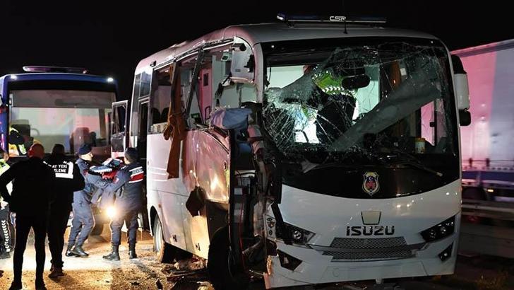 Mahkum taşıyan midibüsün de karıştığı zincirleme kazada 23 kişi yaralandı