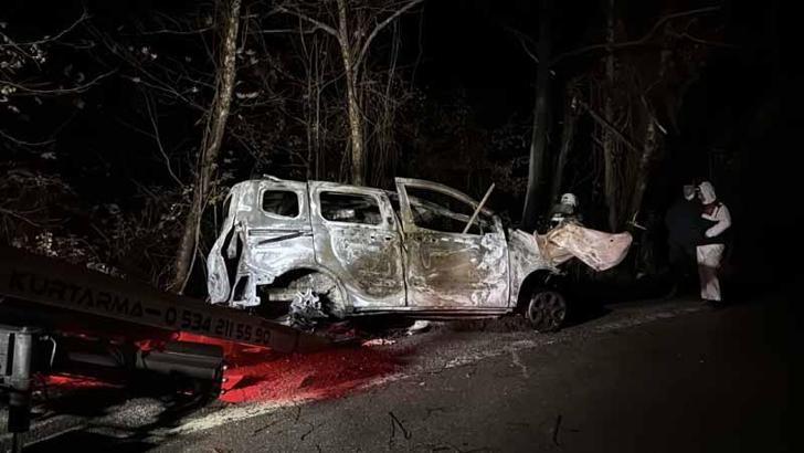 Ağaca çarpan hafif ticari aracın sürücüsü yanarak öldü