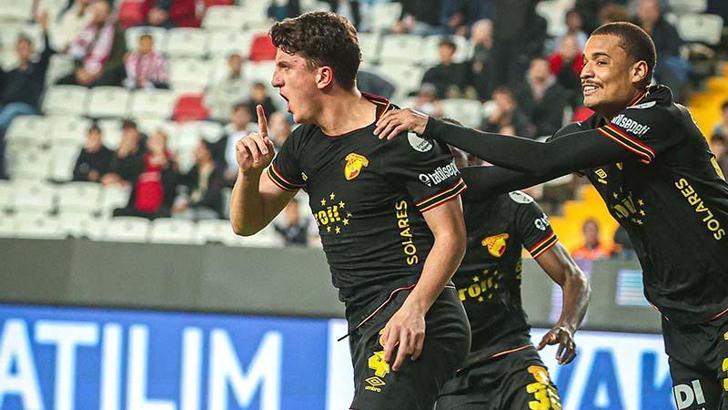 Göztepe'de Taha parladı