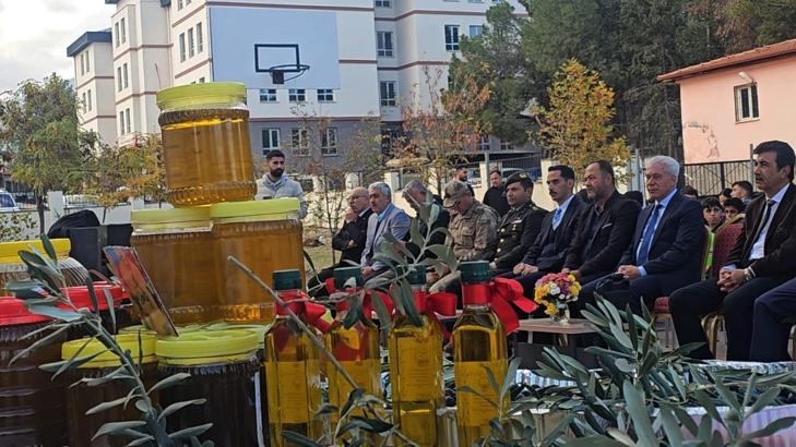 Öğrenciler hasadını yaptığı zeytinin gelirini mehmetçiğe bağışladı