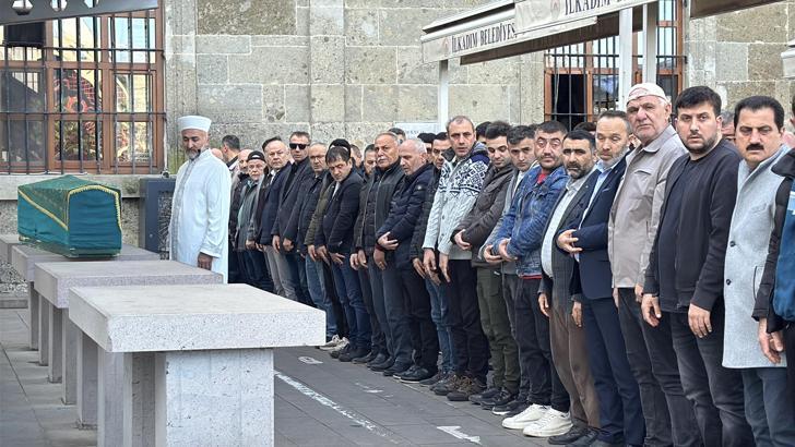 Eşi ve oğlunun ölümüne ilişkin tutuklu bulunduğu cezaevinde intihar eden doktor, defnedildi