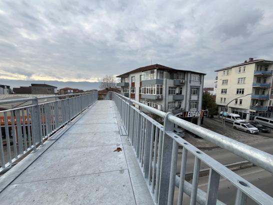 Evin içi göründüğü için yıkım kararı verilen üst geçit, 1 metre uzağa yapıldı / Ek fotoğraflar