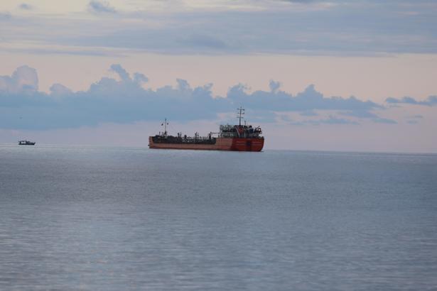 Saldırıya uğrayan ‘MIDVOLGA-2’ isimli gemi Sinop açıklarında bekliyor