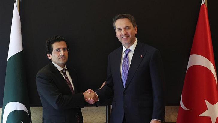 Bakan Bayraktar, Pakistan Petrol Bakanı Malik ile bir araya geldi