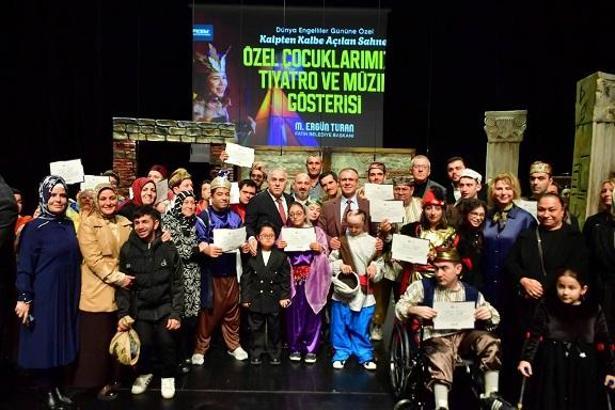 Özel çocuklardan tiyatro ve müzik gösterisi