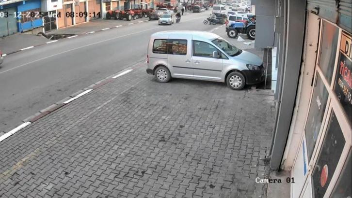 Motosiklet önce yoldaki sonra park halindeki araca çarptı: 2 yaralı