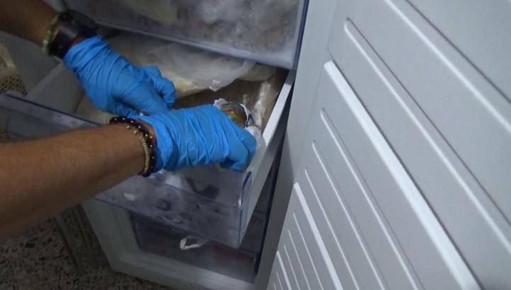 Dolandırdıkları kişiden aldıkları 85 bin avroyu derin dondurucuya saklamışlar