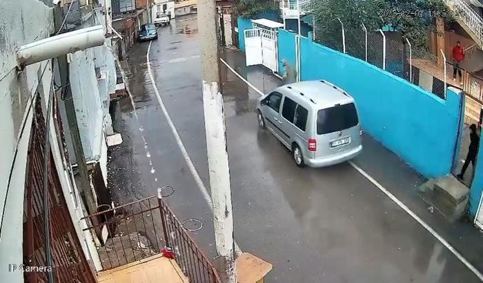 Aracıyla husumetlisini ezmeye çalıştı; o anlar kamerada