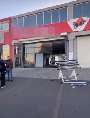 Sürücünün fren yerine gaza bastığı hafif ticari araç işyerine girdi