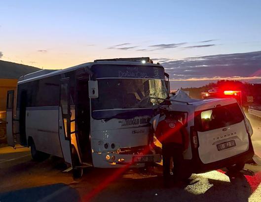 Midibüsle çarpışan hafif ticari araç sürücüsü öldü
