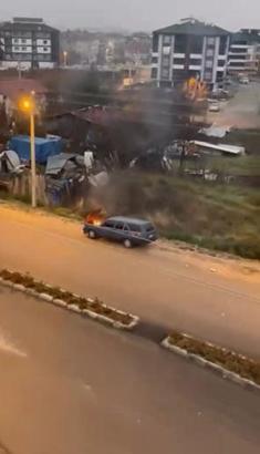 Motorundan tutuşan otomobili kovayla taşıdığı suyla söndürdü