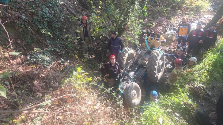 Dere yatağına yuvarlanan traktörün sürücüsü ağır yaralandı