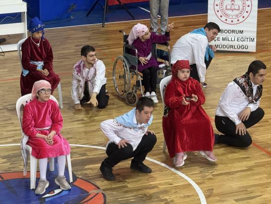 Bodrum'da, özel öğrencilerden halk oyunları performansı