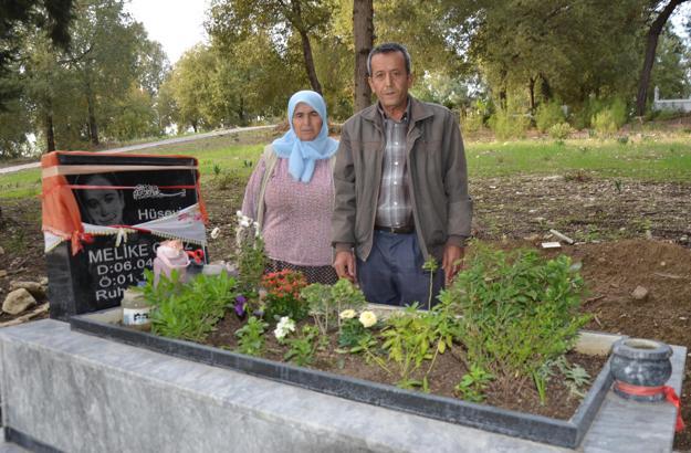 Kızının mezarındaki çiçekleri çalanlardan şikayetçi oldu