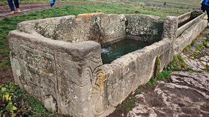 Doğa yürüyüşünde, su oluğu olarak kullanılan lahit buldular