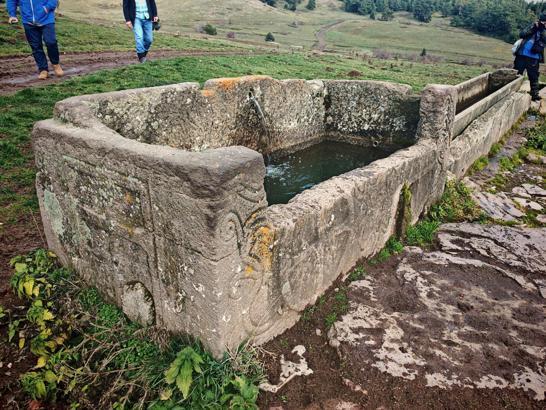 Doğa yürüyüşünde, su oluğu olarak kullanılan lahit buldular