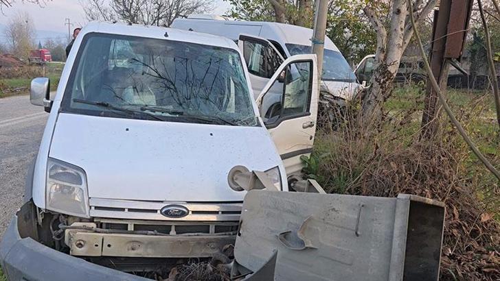 Bursa'da işçi servisi ile hafif ticari araç çarpıştı: 11 yaralı