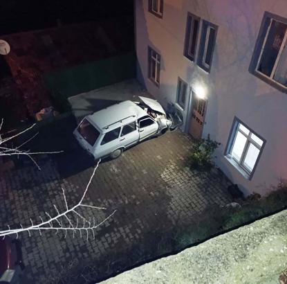 Apartman duvarına çarpan otomobilde sürücü yaralandı, eşi öldü