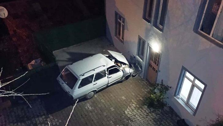Apartman duvarına çarpan otomobilde sürücü yaralandı, eşi öldü