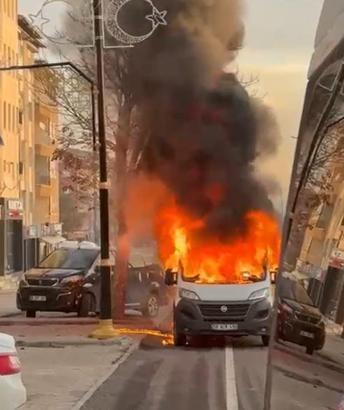 Park halindeki minibüs yandı