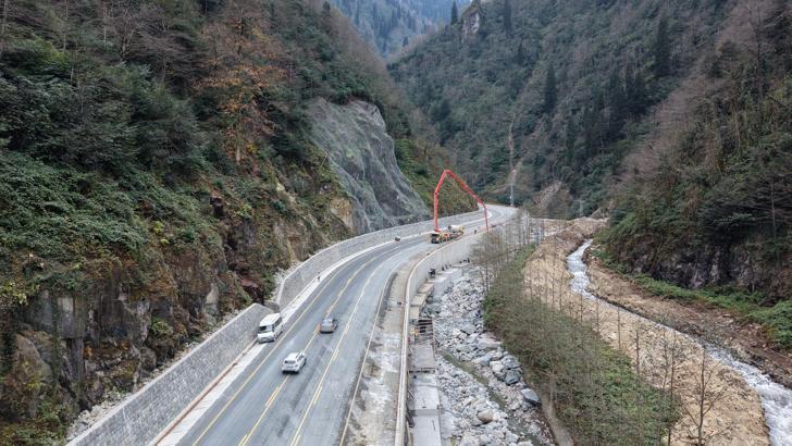 Ayder’de kaya riskine karşı çelik örgülü önlem