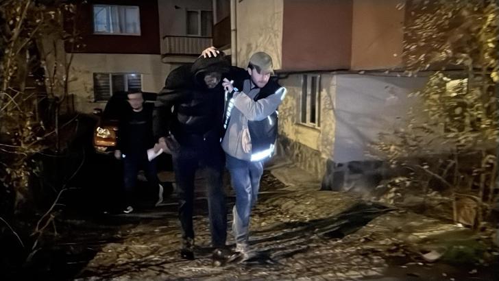 Evinde uyuşturucu satarken yakalanan Afrikalı tutuklandı