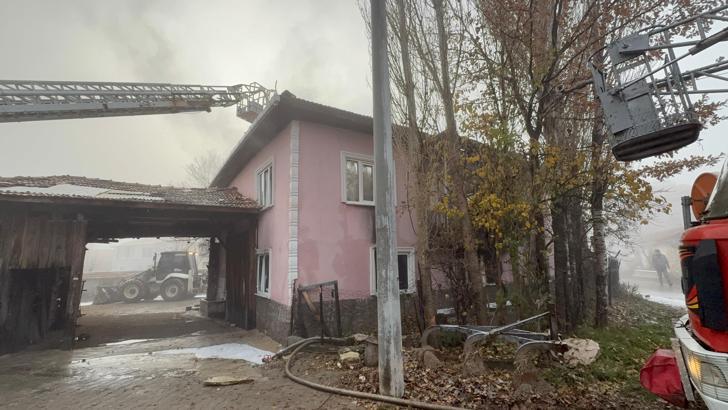 İki ev yangında, kullanılmaz hale geldi