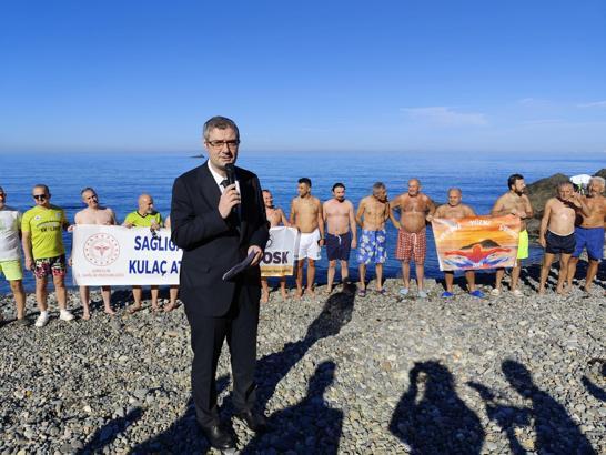 Giresun’da ‘Sağlığa Kulaç At’ etkinliğinde denizde yüzdüler