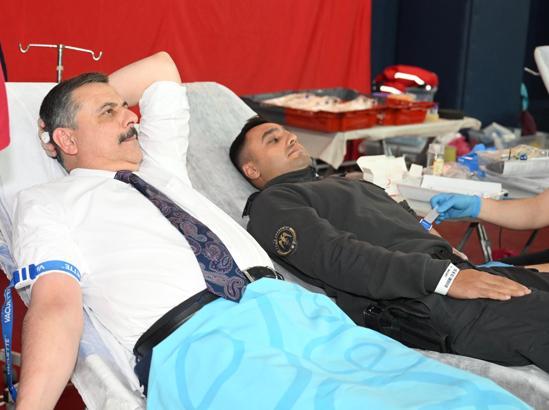 Öğrenci polisler kan ve kök hücre bağışladı